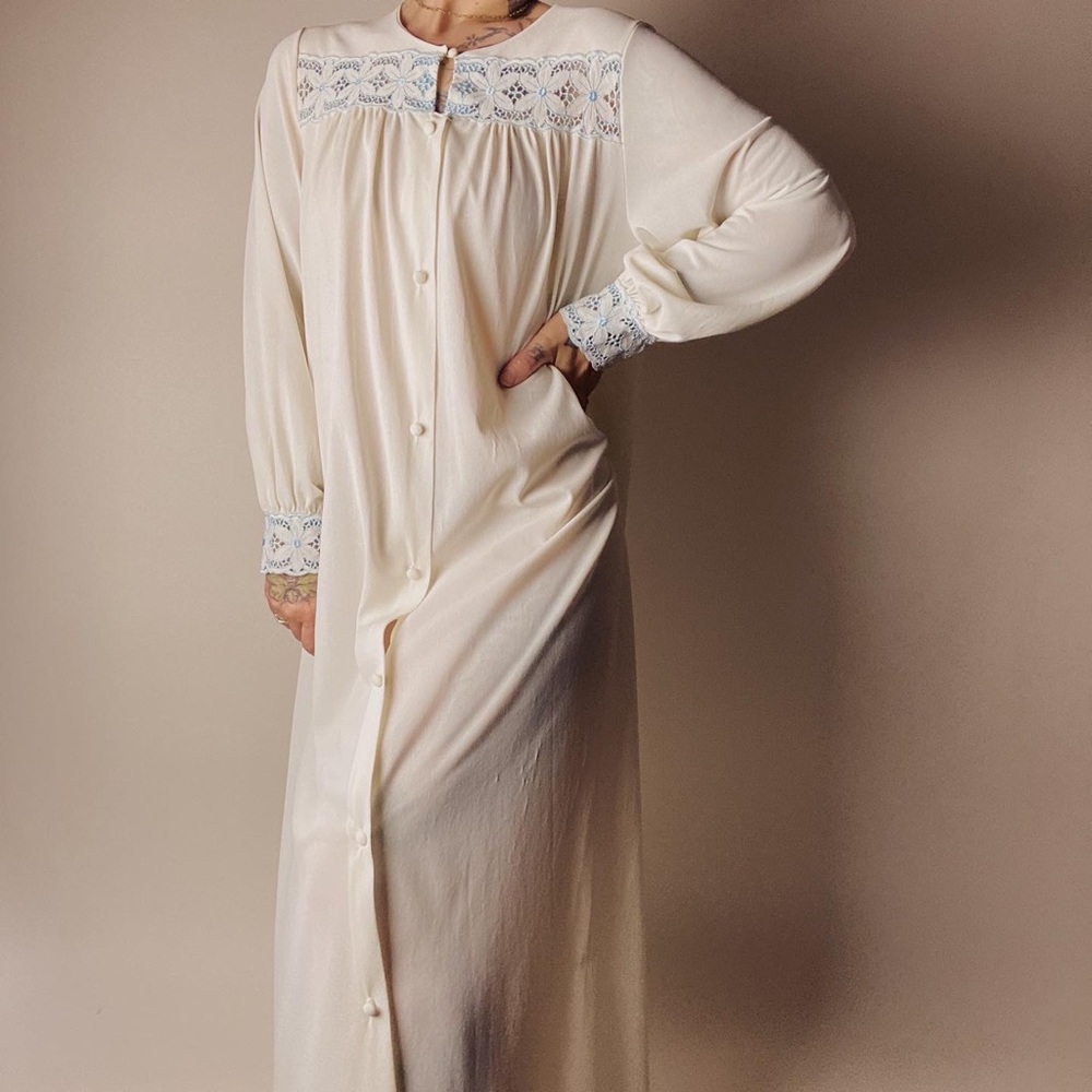 VINTAGE 70s/80s Blue Embroidered Long Sleeve Robe Nightgown Cream